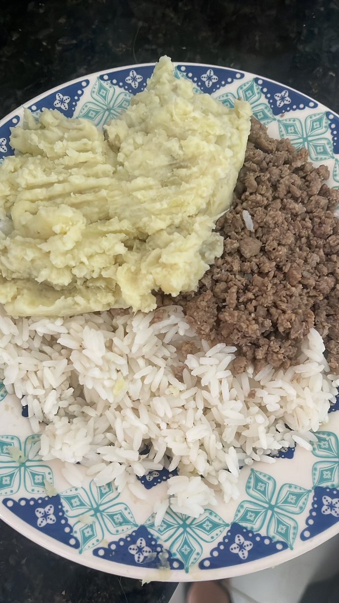 EdtwtEmi's tweet photo. hj pra vcs verem QUANTO doce é calórico esses 2 doces tem mais kcal que duas refeições completas https://t.co/BnLop2tgb7