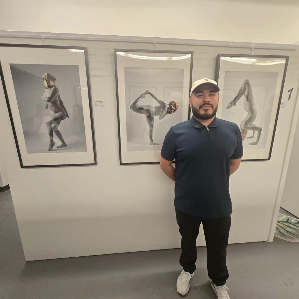 ConsulMexOxn's tweet photo. 📸 El pasado sábado, @ConsulMexOxn acompañó al fotógrafo mexicano🇲🇽 #ChristianRamírez en la inauguración de #Chapter30, un nuevo espacio dedicado a impulsar el talento latino y brindar a artistas un lugar para exhibir y compartir sus obras. 🎨✨

@r_velascoa @DoliaEstevez https://t.co/di91o6zifD