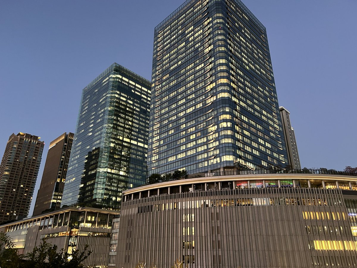 atelierLIB's tweet image. 梅田が私の知らない街に変貌していたんだけど、このゆったり感が昭和の東京を思い出した。懐かしい未来的な。