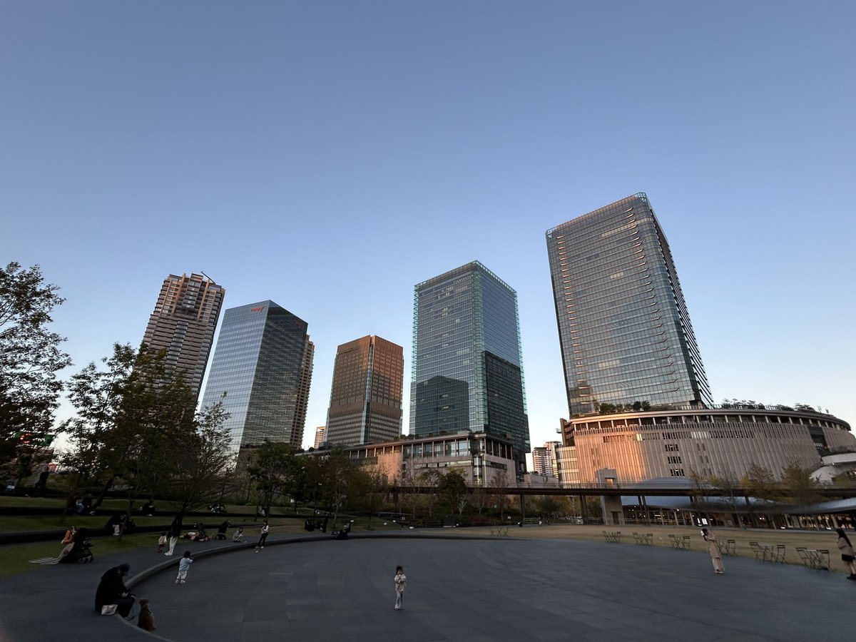 atelierLIB's tweet image. 梅田が私の知らない街に変貌していたんだけど、このゆったり感が昭和の東京を思い出した。懐かしい未来的な。