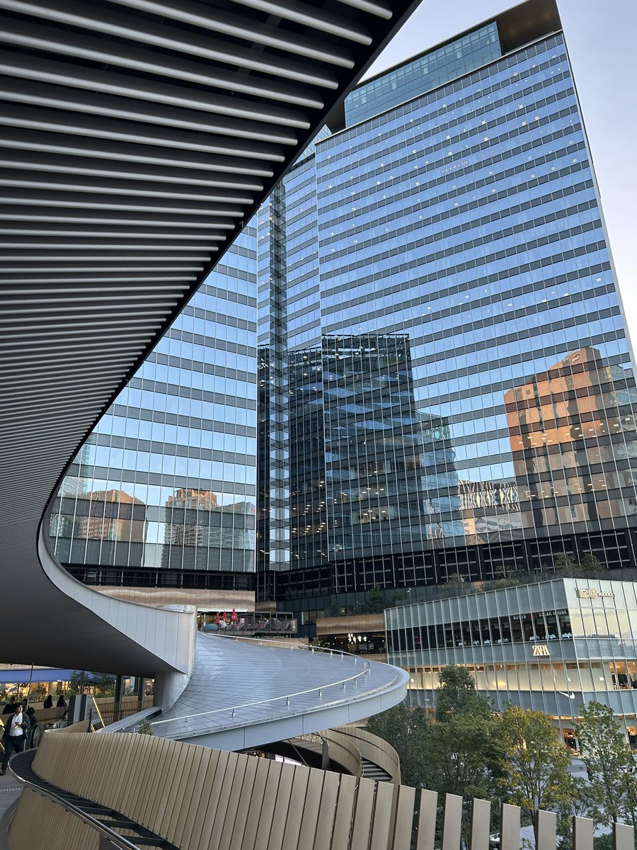 atelierLIB's tweet image. 梅田が私の知らない街に変貌していたんだけど、このゆったり感が昭和の東京を思い出した。懐かしい未来的な。