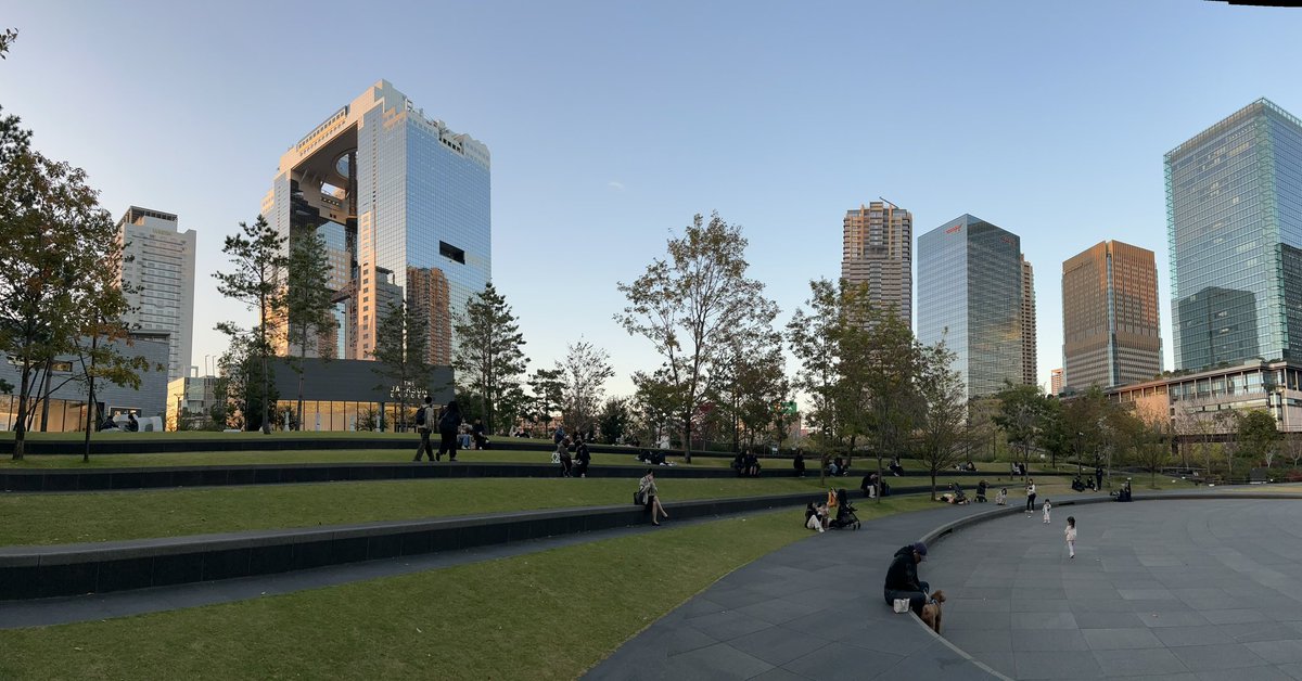 atelierLIB's tweet image. 梅田が私の知らない街に変貌していたんだけど、このゆったり感が昭和の東京を思い出した。懐かしい未来的な。