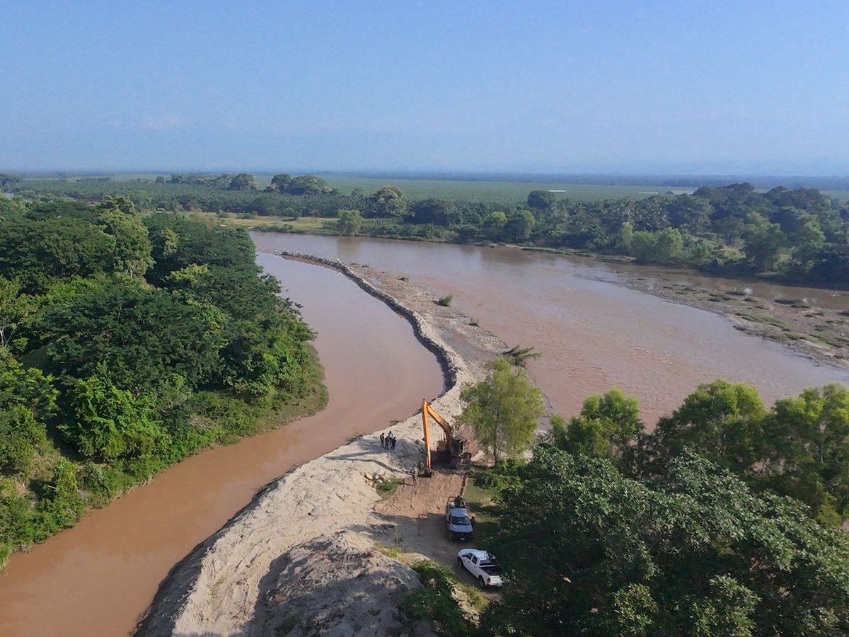 PROFEPA_Mx's tweet image. En atención a una denuncia, la Profepa clausuró todas las actividades relacionadas con la construcción de un bordo sobre el río Suchiate, en Chiapas, tras constatar que se realizaban obras sin la autorización en materia de impacto ambiental emitida por la @SEMARNAT_mx y que se…