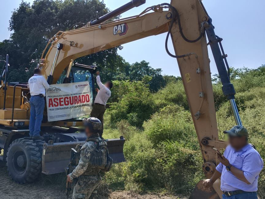 PROFEPA_Mx's tweet image. En atención a una denuncia, la Profepa clausuró todas las actividades relacionadas con la construcción de un bordo sobre el río Suchiate, en Chiapas, tras constatar que se realizaban obras sin la autorización en materia de impacto ambiental emitida por la @SEMARNAT_mx y que se…
