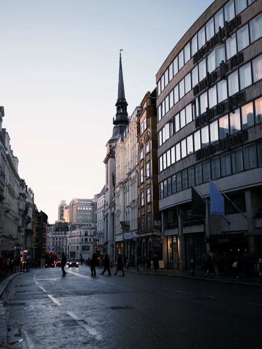 It's a London street scene in winter! 🤍🤍🤍