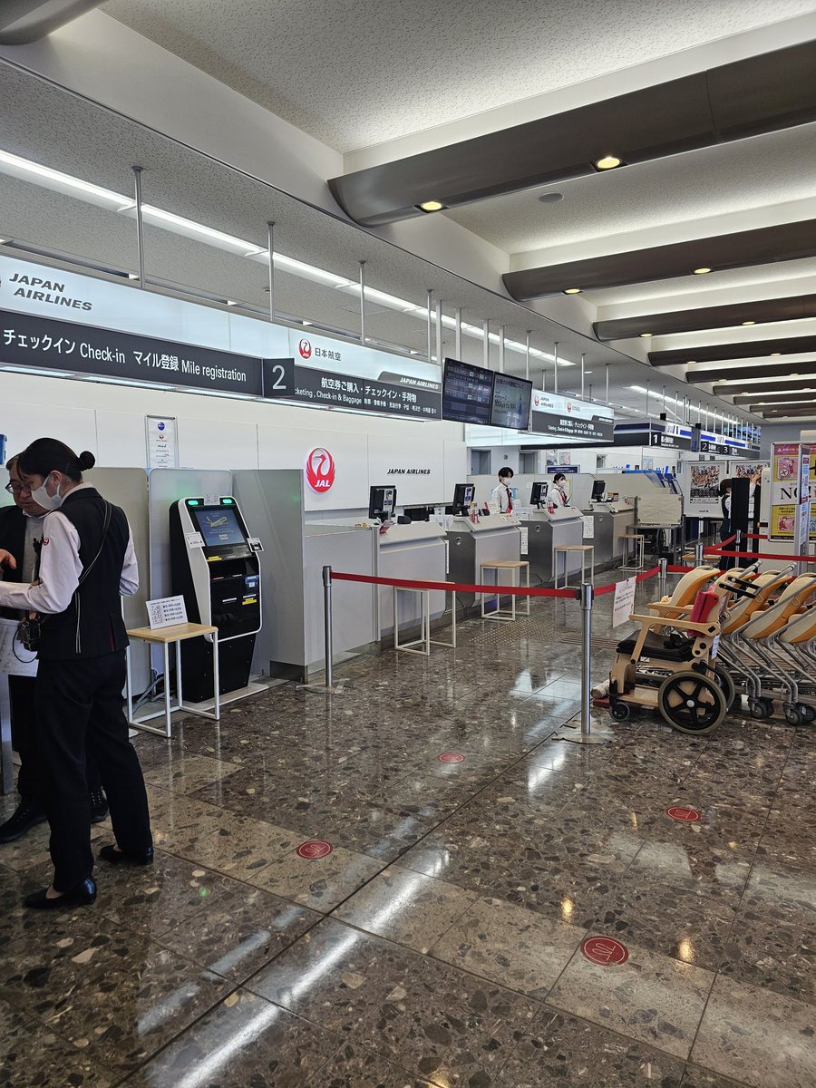 tender5963's tweet photo. 今日からツアーで北海道へ✈️
空港行きで渋滞
朝御飯予定のパン屋が休み
ツアー側の座席ミス？で４５分待たされての受付

ハプニングしかないんだけど🤣
てか２泊3日なのに計８時間は羽田空港にいるんだけど😅
どうなることやら😅

#旅行 https://t.co/1OWTAiexLq