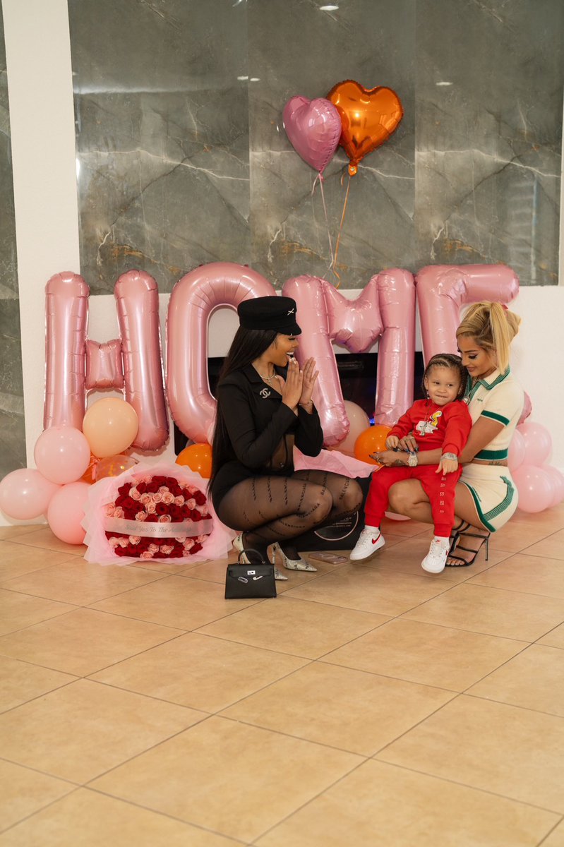 therealmjae_'s tweet image. She gone make you move to Miami 🩷🏘️ #RealEstateBae 🗝️ Thanks for trusting me as your Realtor. Welcome to Miami🌴