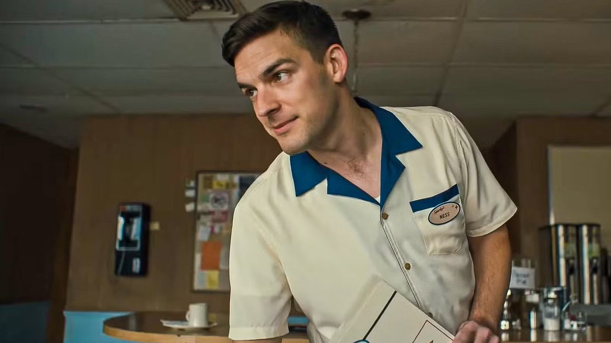 esse é o personagem de fnaf que chegou mais perto de ser feliz, e ele é um garçom de uma lanchonete fudida que com certeza deve receber um salário mínimo e aturar cliente chato pra cacete todos os dias, mas isso é só uma teoria.