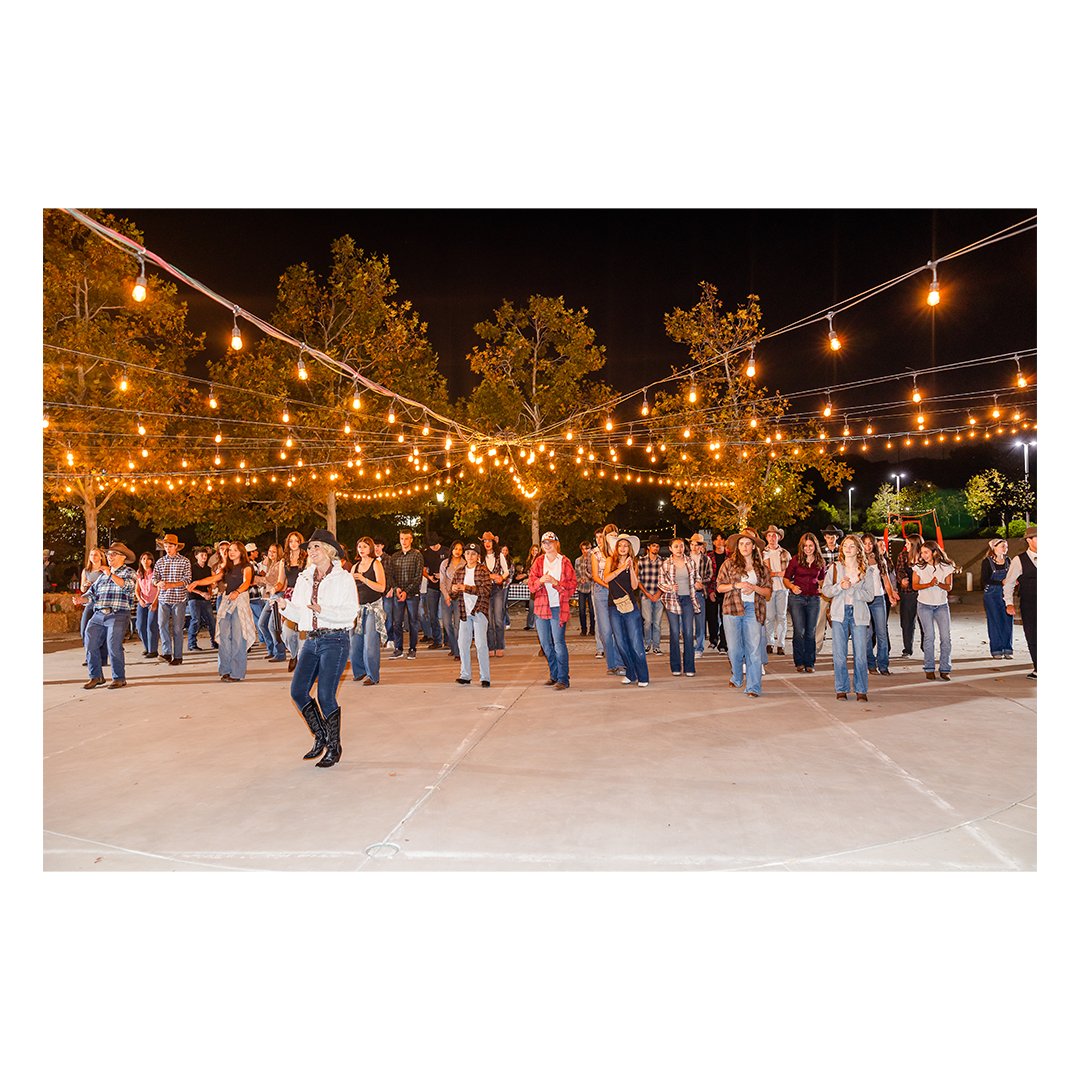 TrinityCCA's tweet image. 🤠 What a night! Our Hoedown was a blast — complete with bull riding, line dancing, food, games, and all-around fall fun! 🍂 Our Upper School students came together for such a great night of laughter, music, and community.