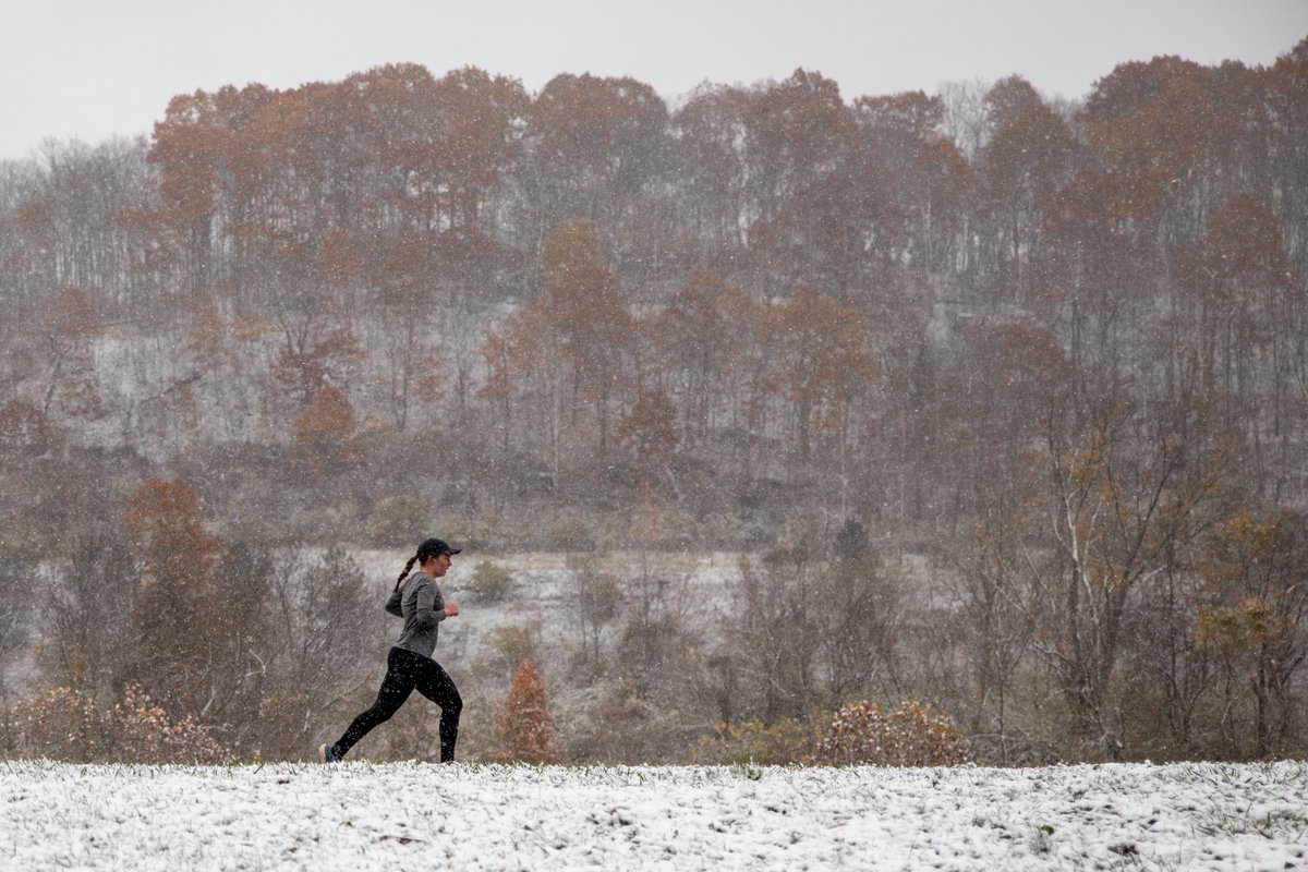 ohiou's tweet image. Snow falling 🤝 Falling leaves