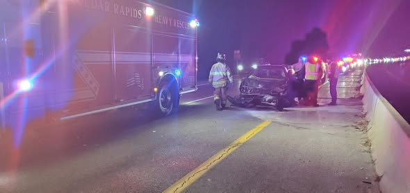 IowaPulse's tweet image. Wrong-way driver causes head-on crash on Hwy 100 near I-380 in Cedar Rapids. Both lanes were blocked — thankfully, no serious injuries reported. Investigation ongoing. #Iowa #CedarRapids #IowaPulse