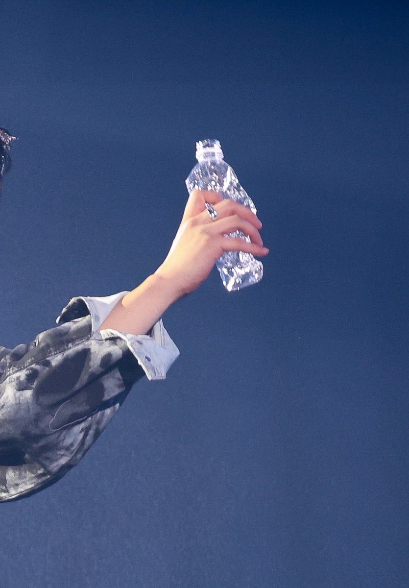 엽자님 손이 진짜 예쁘시거든..

#루시 #최상엽