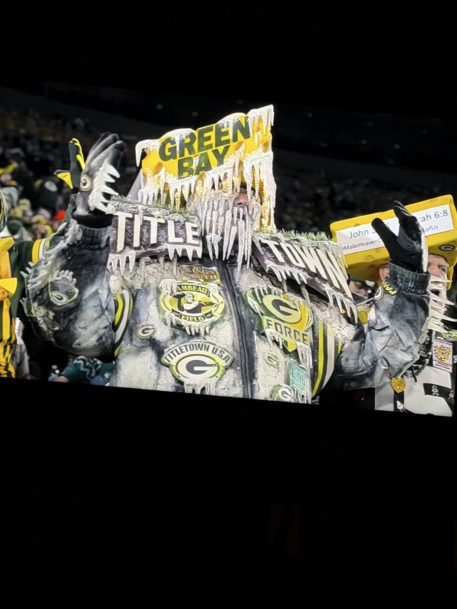 SammmanthaaRose's tweet photo. Can someone get me in touch with his designer?! This is🔥🔥🔥🔥#Packers #MNF https://t.co/GpMxiMJrcd