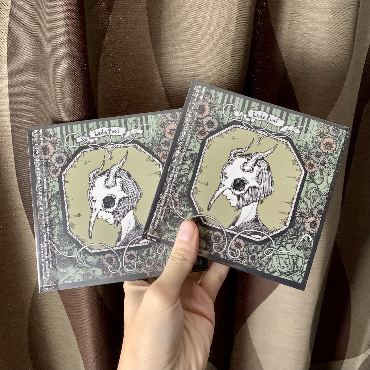 【新入荷】

零度pool / あなたマイナスあなたはせかい (CD)
<a href="/ladepool0/">零度pool</a> 

無政府状態ポストシューゲイザー・ユニット、3rdアルバム。ポストクラシカル、エレクトロニカ、ポストヒップホップ、解体されたシューゲイズ。全ては音楽という制度を更新するための部材にすぎない。
sleep-like-a-pillow.stores.jp/items/6910ce26…