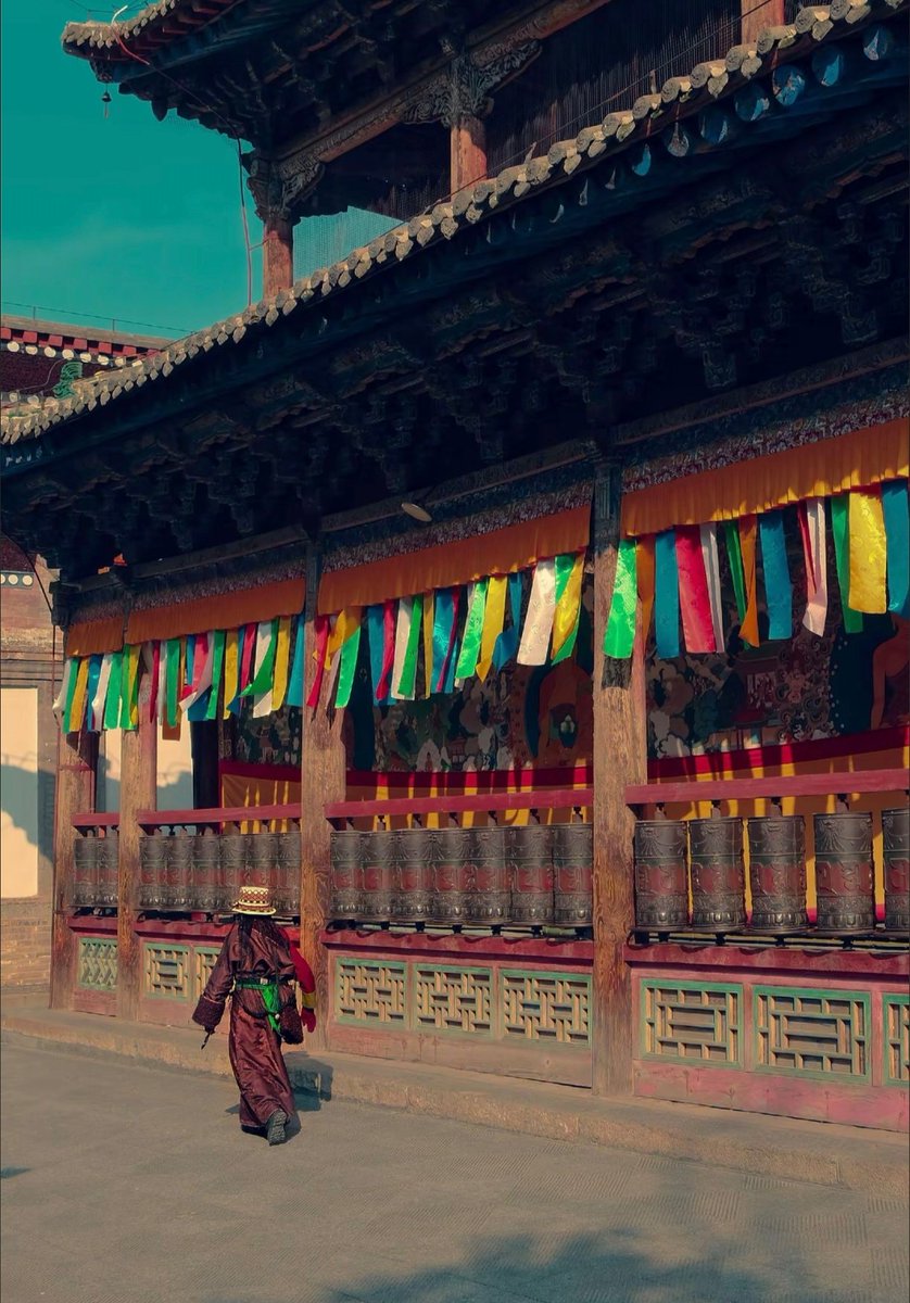 doki480205's tweet photo. 红墙金瓦映佛光,塔尔寺的酥油花与经幡,藏着最纯粹的信仰力量✨
Red walls and golden tiles glow with Buddha's light. Butter sculptures and prayer flags at Kumbum Monastery hold pure faith.
#KumbumMonastery #QinghaiTravel #TibetanBuddhism #SacredDestination https://t.co/CbflPn3Qza
