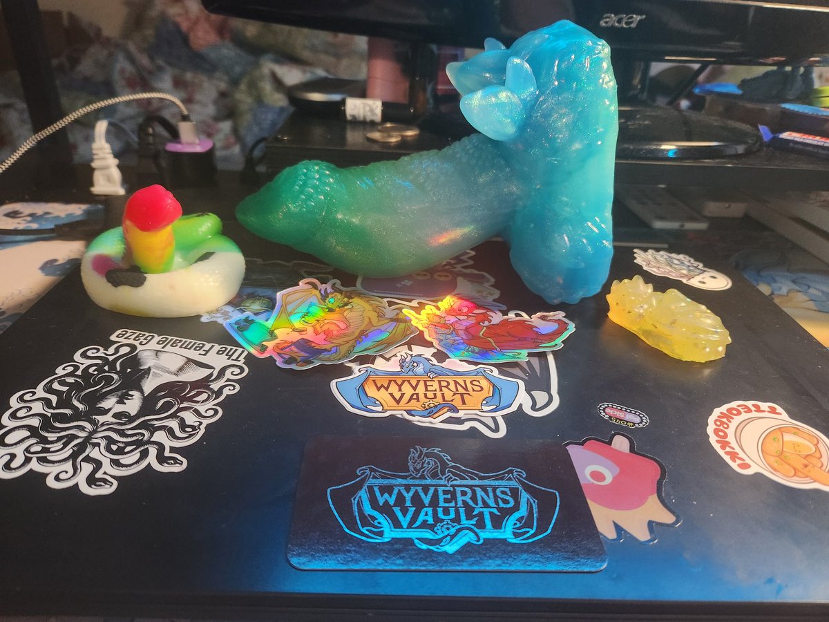 Yall, look what's here!!! Pictures don't do this Thistle justice! The little yellow wyvern was a freebie and I actually squeed in delight when I saw him! This was my first purchase from <a href="/WyvernsVault/">Wyverns Vault - Drop Date in Bio</a> and I'm loving it so much! He's my 51st toy!