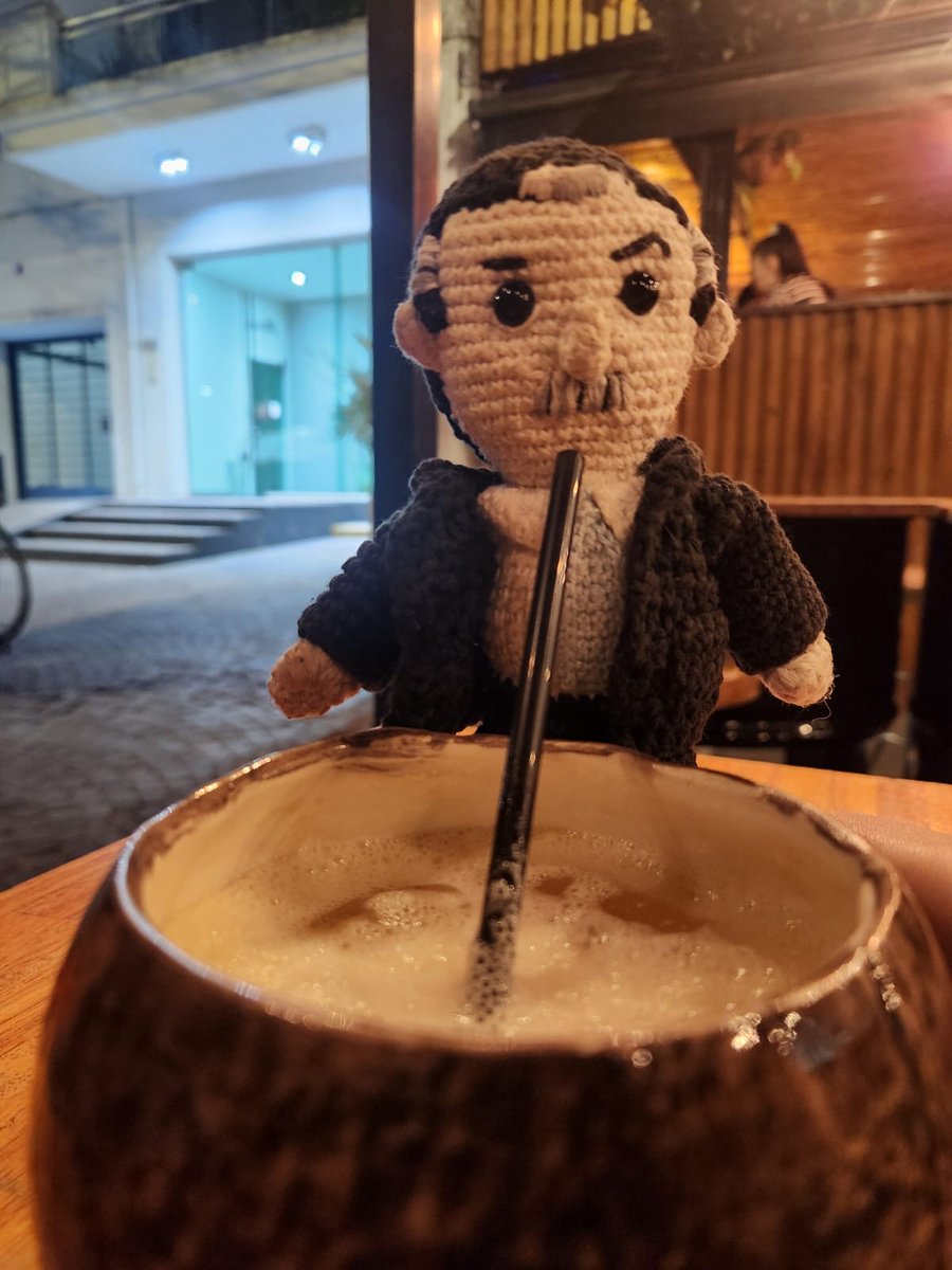 En Brasil 🇧🇷 no comen con tenedor y cuchillo 🍴, comen con la mano 👋, un sandwichito 🥪, con una cucharita 🥄, arroz 🍚 y si, gracias que comen 🙏. Le dan un pantaloncito corto 🩳, unas hawaianas🩴, una remerita 👕, van por la playa 🏝️ bajan un coco 🥥