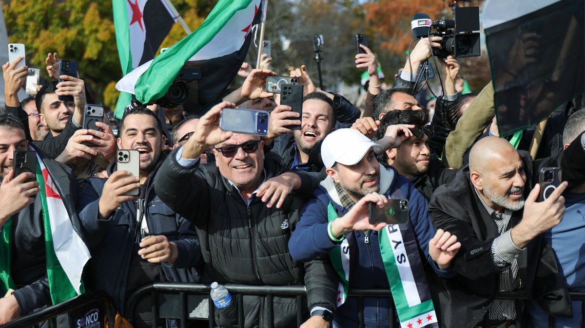 IMER_Noticias's tweet image. 🇸🇾 A su llegada a la #CasaBlanca, decenas de ciudadanos #sirios se reunieron para ondear banderas y expresar su apoyoal presidente.

🤝 Antes de ingresar, Ahmed al Sharaa saludó y agradeció las muestras de respaldo.