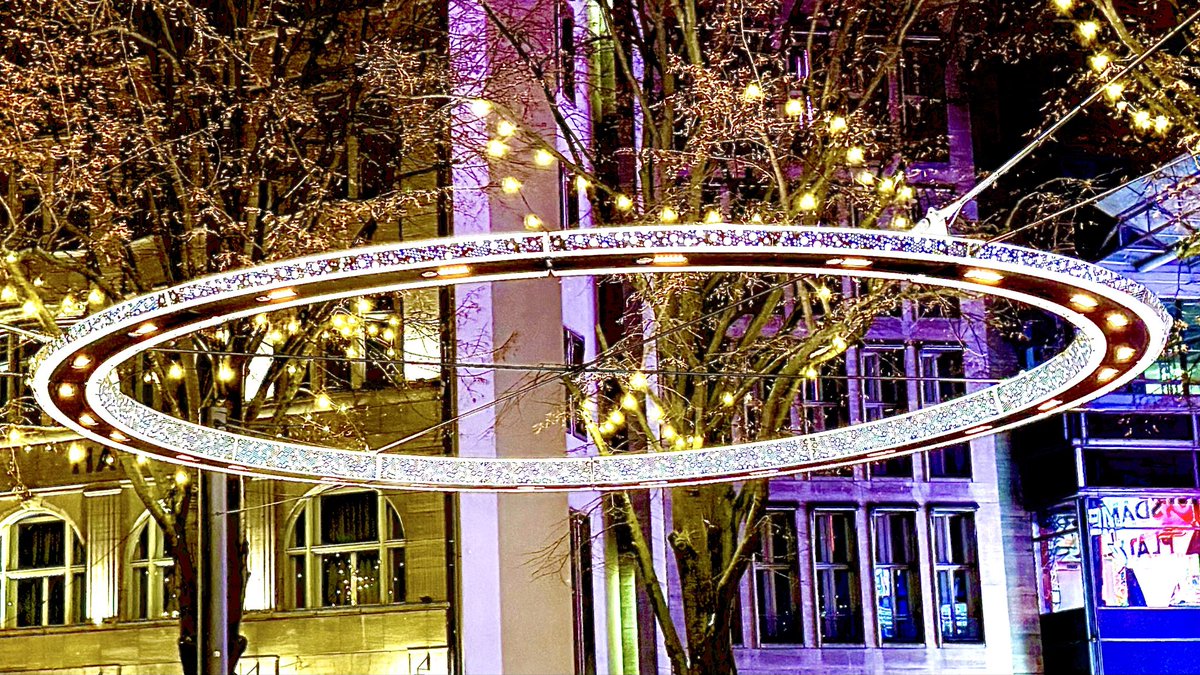 giovannistuart's tweet image. “The Chandelier”
Potsdamer Platz
#Berlin #Germany
🇩🇪🇧🇸🇺🇸

T’was pleasant from day to night
The sweet voices beside me
There is joy everywhere without gloom
Joy in my heart forever…

~ Poem by Enya, from:
   “Deora Ar Mo Chroí”
.
.
.
.
.
#chandelier #potsdamerplatz #berlinale