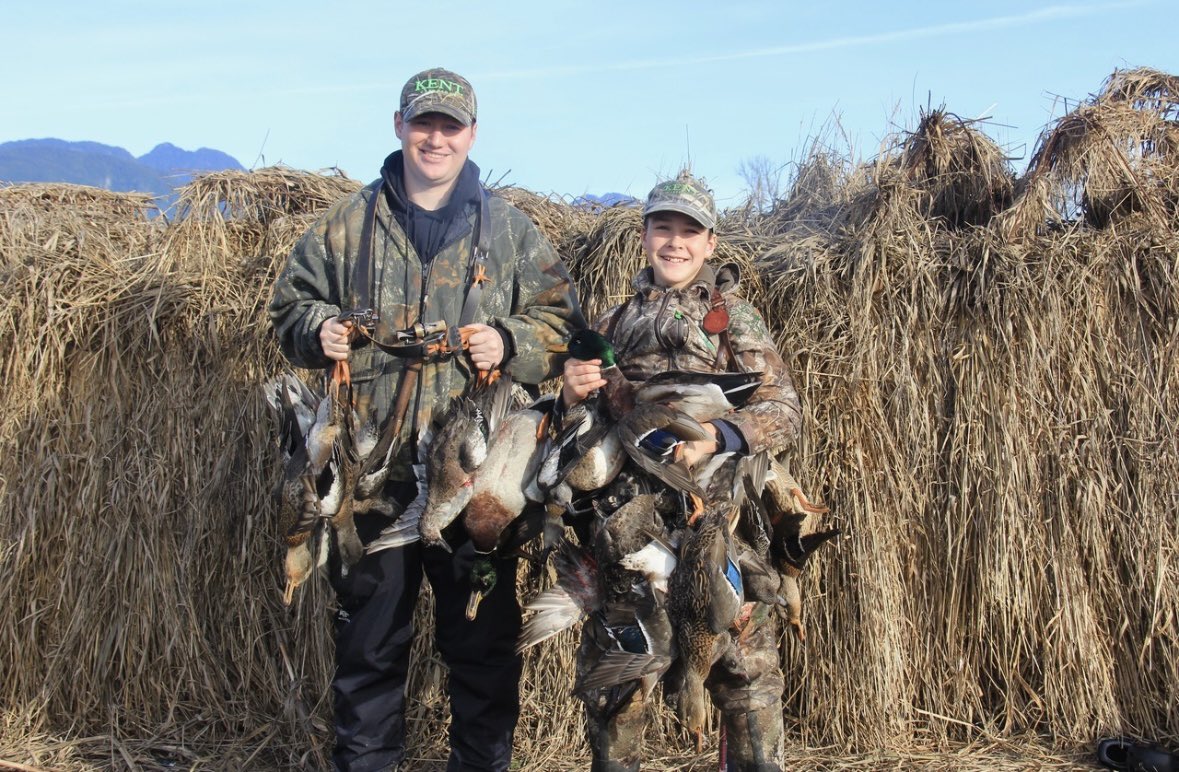 Pittwaterfowler's tweet photo. Productive days this weekend and today in the fields! Birds are piling in and decoying great! #pittwaterfowlers #reliableinthefield #mallards #widgeon #duckblind https://t.co/b5n4HNbMOB