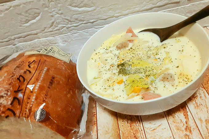 昨日作ったチーズクリームスープです。
キャベツ、玉ねぎ、マッシュルーム、コーン、ウインナーで作りました。 