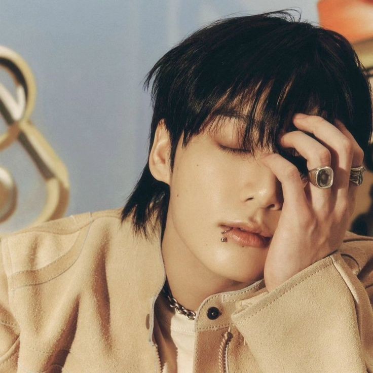 Pk_bts_land's tweet image. JUNGKOOK has now surpassed 9.9 BILLION streams across all credits on his solo Spotify Profile , becoming the FIRST and FASTEST Korean/K-pop Soloist in history to reach this milestone!

- He&apos;s also the Fastest Asian Act to reach this milestone.

CONGRATULATIONS JUNGKOOK