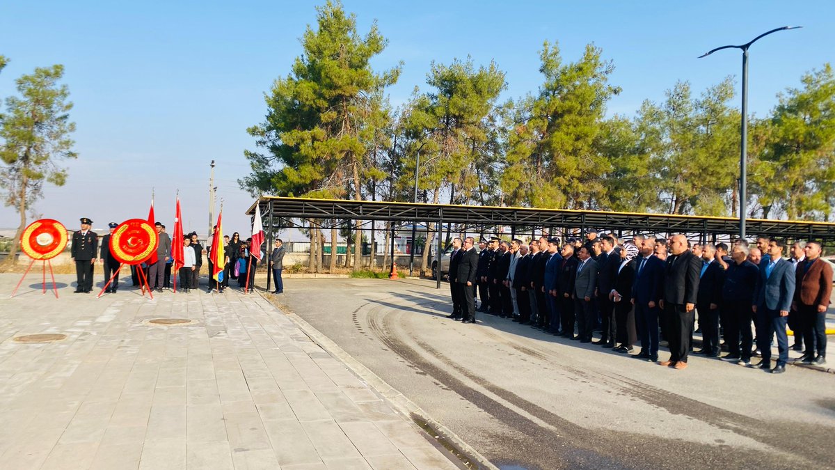tcsamsat's tweet photo. 📍 Atatürk’ü Anma Günü
Cumhuriyetimizin kurucusu Gazi Mustafa Kemal Atatürk, vefatının 87. yıl dönümünde rahmet, minnet ve saygıyla anıldı.
Törene Kaymakamımız Sayın Hasan İnanç GÖKÇAYIR, Belediye Başkanı Sayın Halil FIRAT, ilçe protokolü, öğrenciler ve vatandaşlar katıldı. https://t.co/L0TQ6XCZCI