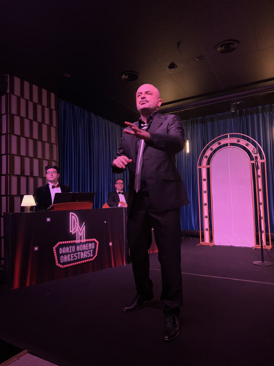 “Bayanlar Baylar Dario Moreno” tiyatro oyununu yazan, yöneten ve oynayan usta sanatçı Kosta Kortidis’in performansına hayran kaldık. İzmirli sanatçının acılar,kaygılar ve başarılarla dolu hayatıyla empati kurduk. <a href="/kostakortidis/">kosta kortidis</a>