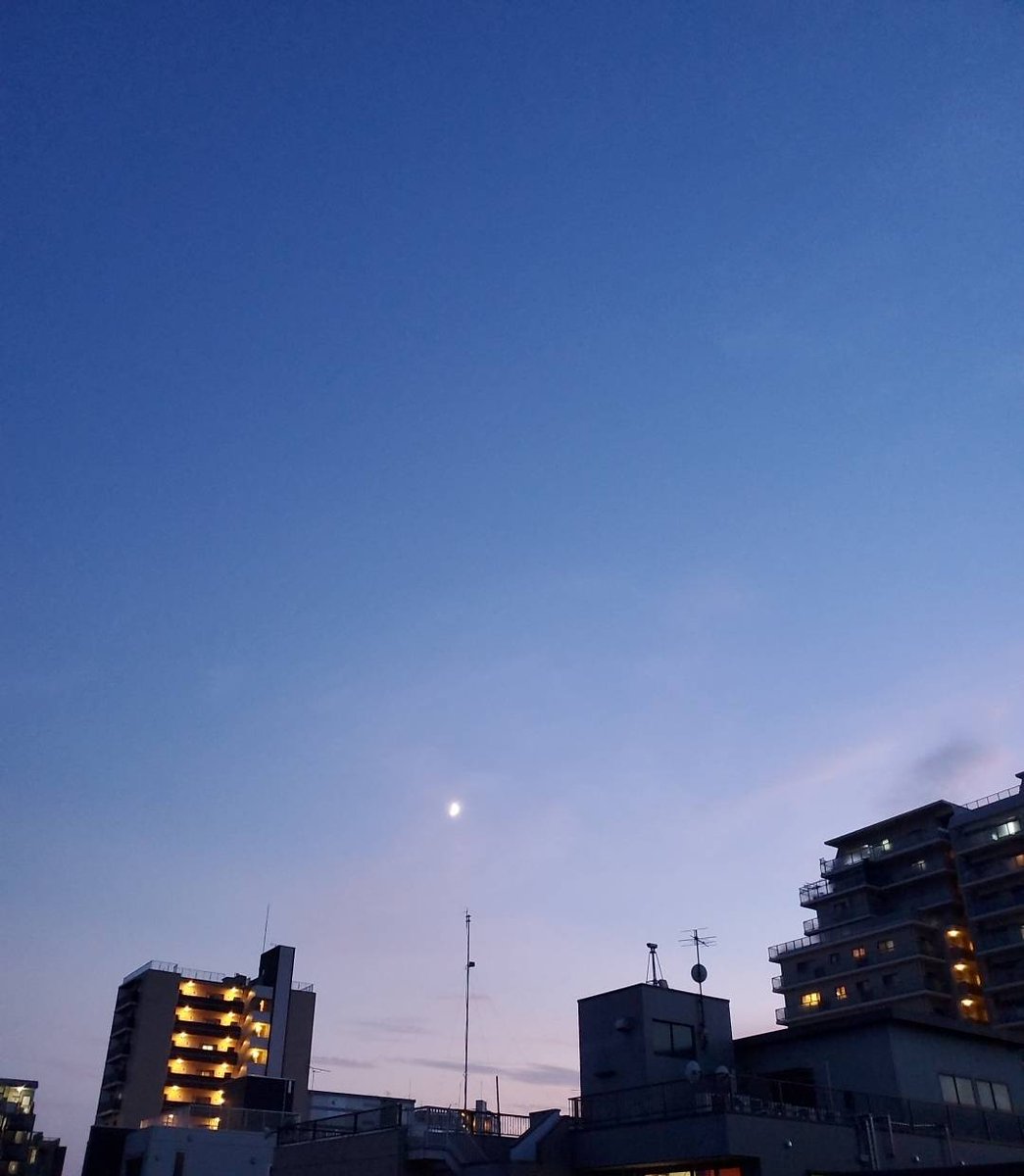 success_koto's tweet photo. 季節の変わり目ご自愛くださいませ🌠
サクセスはヘッドホン講習と講師解説が付く模擬テストの二段構えです☆
ヘッドホン講習の間に集中出来るよう良く睡眠とり、模擬テストの枚数を沢山出来るようお早めにお越しください🌠
#イマソラ　#キリトリセカイ　#ファインダー越しの私の世界　#車校　　#バイク https://t.co/MRHyeIFKq3