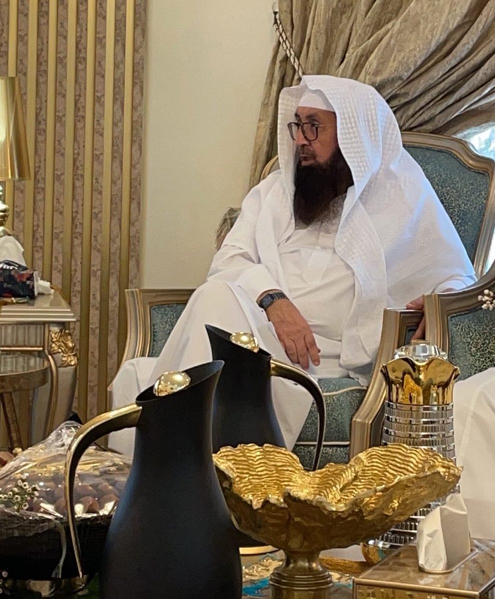 nawaftw2's tweet photo. مِمّا استفدتُه من الوالد – أمدَّ الله في عمره على طاعته –
أنّي كنت أراه دائمًا يُصلح بين الناس ويسعى بينهم بالصلح،
ووجدتُه سمحًا إذا باع وإذا اشترى، ووجدتُه سمحًا جدًّا في تعامله مع عمّاله إلى درجة أن بعض إخواني كان يغضب خوفًا على تجارة الوالد.

وممّا لا أنساه: أنّه مرّةً اتصلوا عليه في الصباح الباكر فقالوا له إنّ هناك رجلًا أغلق بسيارته مدخل مغسلة السيارات التابعة لوالدي تعنّتًا، ومنع الناس من الدخول إلى المغسلة، وضرب أحدَ العمّال على وجهه (كفًّا).
فأسرعنا إلى المغسلة واتصلنا بالشرطة، وكان معنا والدي – حفظه الله –.

فلما وصلنا وجدنا شابين طائشين، وكان إخواني غضبانين لأنّه أغلق باب المغسلة، وكان الوالد مغضبًا جدًّا لأنّ الرجل اعتدى على العامل المسكين.
فلما حضرت الشرطة كان الوالد يقول للشرطي:
“نزلت دمعةُ العامل المسكين”، ويكرّرها وهو مغضب جدًّا، ولم يهتم لتجارته ولا لإغلاق المغسلة ولا لأيّ شيء من هذا القبيل.

وآخِرُ ما انتهت إليه المشكلة قول الوالد:
“إذا رضي العامل رضينا”.

وكان الشيخ الوالد – حفظه الله – محبًّا للتلخيص، وما أكثر ما أراه يلخّص كتب أهل العلم، وما أكثر ما أفتح كتبه القديمة فأجد ملخّصات الكتب في أوراقٍ بين صفحات الكتاب.

ومنها هذا الملخّص في العقيدة، غير الملخّصات في الفقه والنحو وغيرها  

فلا تنسوا شيخي من صالح دعائكم، وأن يمتعنا الله بوجوده، ويبارك له في صحته وعافيته، ويُمدَّ في عمره على الطاعة والخير. 🌱