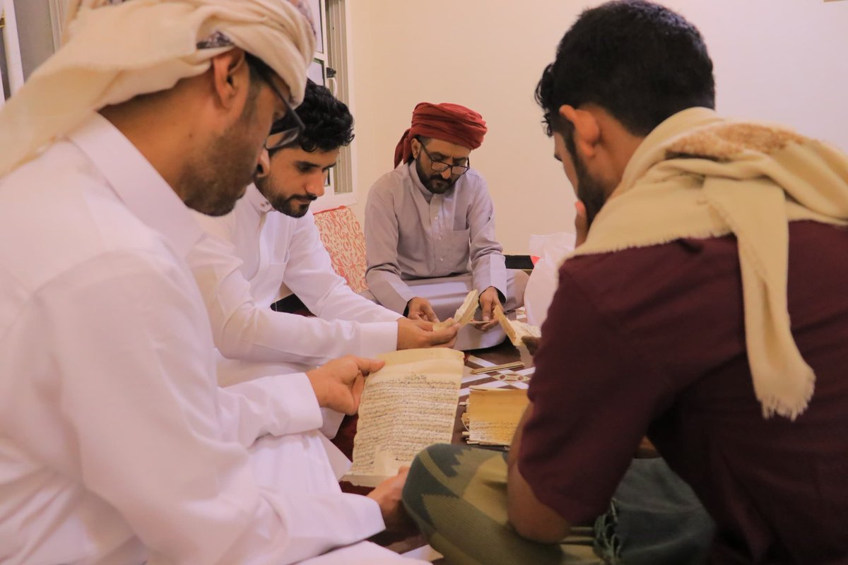 مركز اللغة المهرية يستلم سبع نسخ لوثائق هامة من المنصب محسن الحامد

المهرة/ إعلام المركز: 
10نوفمبر 2025م

 تسلم فريق مركز اللغة المهرية للدراسات والبحوث في مديرية سيحوت، يوم أمس الأحد، سبع نسخ لوثائق هامة من تاريخ المهرة الحديث، مقدمة من المنصب محسن بن علي بن سالم الحامد.

وتُعد