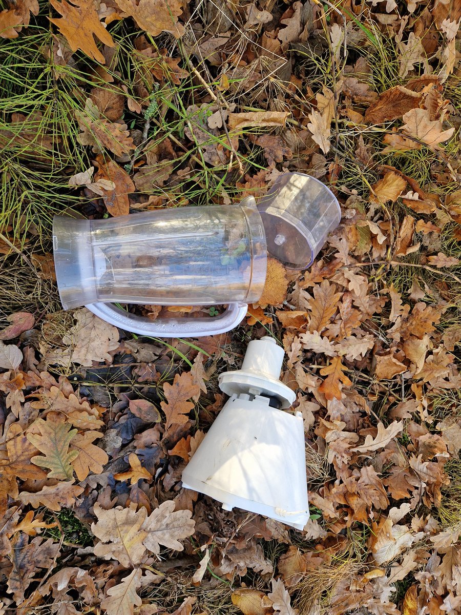 Uit geblenderd?
Daar hebben we in #Albrandswaard een milieustraat voor. Op vertoon van je pasje kan je daar oneindig terecht. Het was maar een paar kilometer verder dan hier in de berm.
#Supportervanschoon #TrashWalking #zwerfieNL #Poortugaal