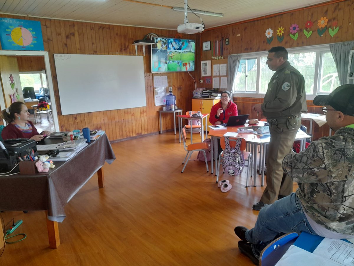 CarabLosRios's tweet photo. 🟢Para fomentar la buena convivencia escolar👩🎓👨🎓, @CarabMicc de la 4ª Comisaría #RioBueno visitaron las escuelas rurales de #Champulli, #Filuco y #ElRadal, donde realizaron charlas sobre bullying a los alumn@s y entregaron medidas de autocuidado a los docentes
#CarabinerosdeTodos https://t.co/5mkQxop9GU