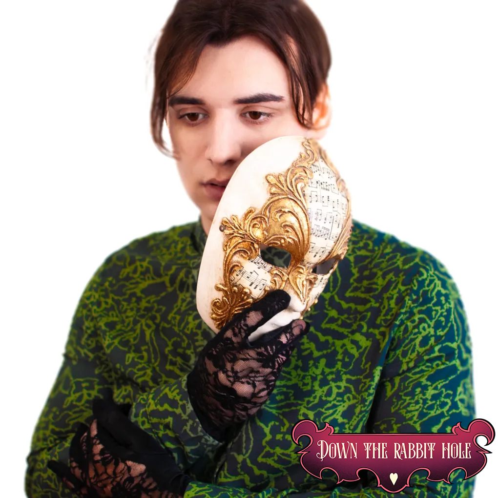 ThduSoleilleva1's tweet photo. 【ゲストミュージシャン】
本日は当イベント内でパフォーマンスをして下さるミュージシャンのご紹介です。Adriël Cantamessiは在ベルギーのシンガーソングライターで、MALICE MIZER、LAREINE、L'arc~en~CielやNick Drake, Laufey and Liana Floresに影響を受け漂う花のような美しい旋律を奏でます。 https://t.co/1rwjmG63ot