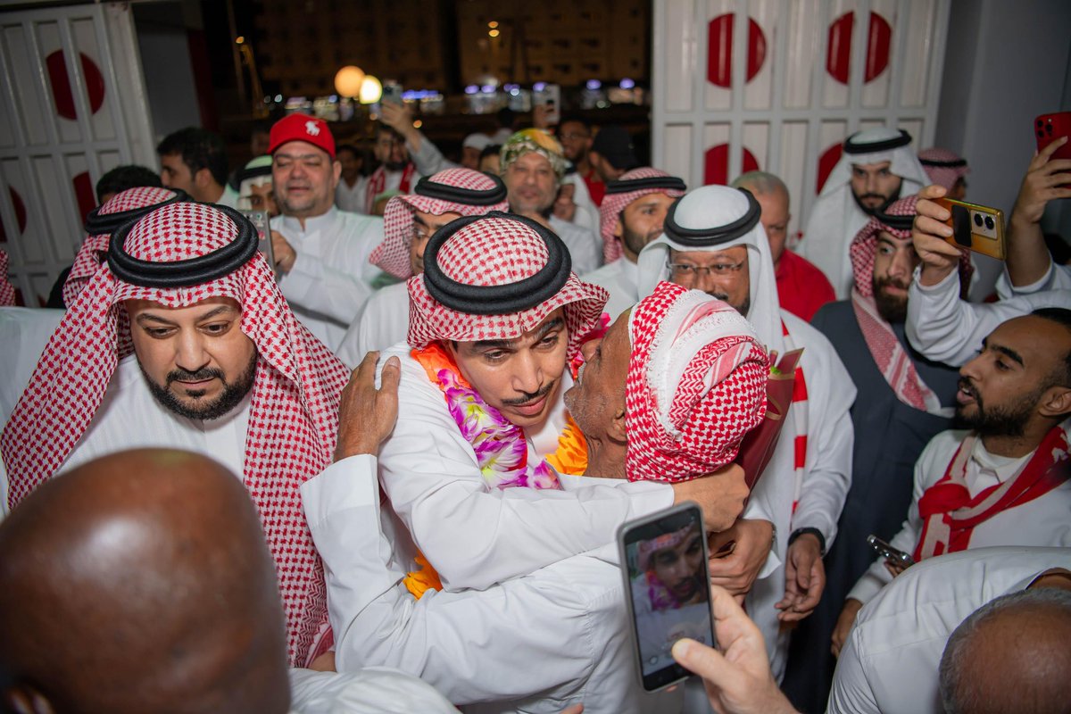 <a href="/hatimk09/">حاتم خيمي</a>#الوحدة. فرح وسعاده بخروج إدارة سنوات الضياع وقدوم إدارة الإنقاذ...الحمل ثقيل والمشاكل كثيره وماخفي كان أعظم..ولكن انت لها يا أبو أميره وتكليف وتشريف من القياده الرياضيه لثقتهم فيك ...الله يوفقك و كل ادارتك 
لكل خير وكلنا معك..