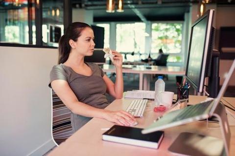 wealthsmart's tweet photo. It would appear rest is still being downplayed and undervalued in workplaces. Is it time to enforce lunch breaks? https://t.co/BssGoJurJ7 https://t.co/an2BnLqrRi