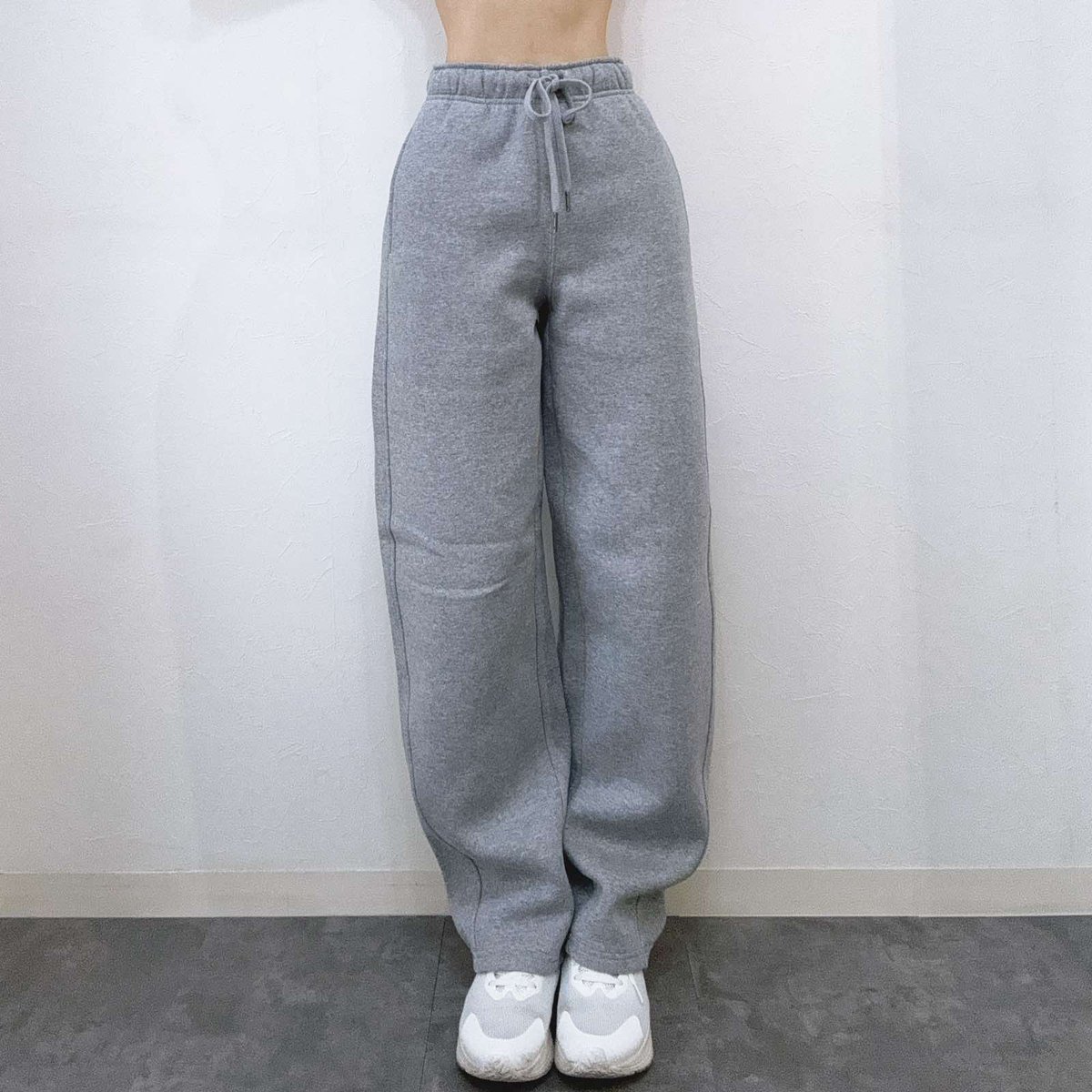 kaopan_neki's tweet image. 【GU】 ヘビーウェイトスウェットバレルレッグパンツ
¥2,990

見た目より軽くて履き心地は想像以上。
でも生地はしっかり厚めで、脚のラインを拾わない安心感。
ストンと落ちるストレートシルエットが、下半身をまるごと“整形レベル”でカバーしてくれる。
動いてもダボつかず、立ち姿が一番綺麗。…