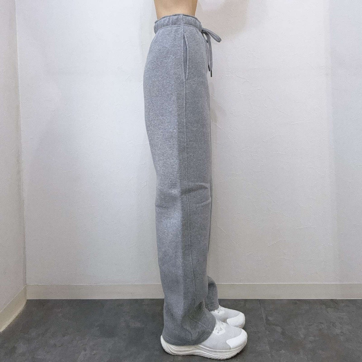 kaopan_neki's tweet image. 【GU】 ヘビーウェイトスウェットバレルレッグパンツ
¥2,990

見た目より軽くて履き心地は想像以上。
でも生地はしっかり厚めで、脚のラインを拾わない安心感。
ストンと落ちるストレートシルエットが、下半身をまるごと“整形レベル”でカバーしてくれる。
動いてもダボつかず、立ち姿が一番綺麗。…