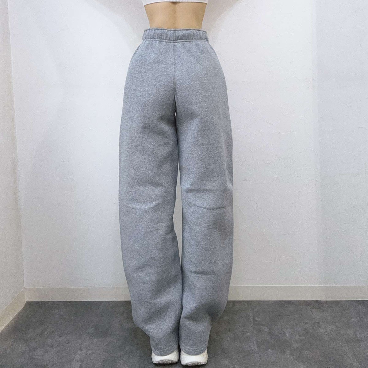 kaopan_neki's tweet image. 【GU】 ヘビーウェイトスウェットバレルレッグパンツ
¥2,990

見た目より軽くて履き心地は想像以上。
でも生地はしっかり厚めで、脚のラインを拾わない安心感。
ストンと落ちるストレートシルエットが、下半身をまるごと“整形レベル”でカバーしてくれる。
動いてもダボつかず、立ち姿が一番綺麗。…