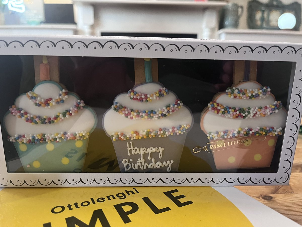 phoenix6413's tweet image. It’s my birthday 🎉🍾🥂🎁🎂🥳🎈