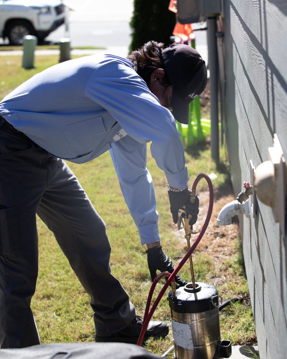 ServiceTitan's tweet image. They don’t just kill bugs.
@aruzapest trains veterans, helps communities recover, and gives back. 
This is what it looks like to #PowerTheNation.

Join the movement here: servicetitan.info/47TRFaI

#PestControl #ServiceTitan