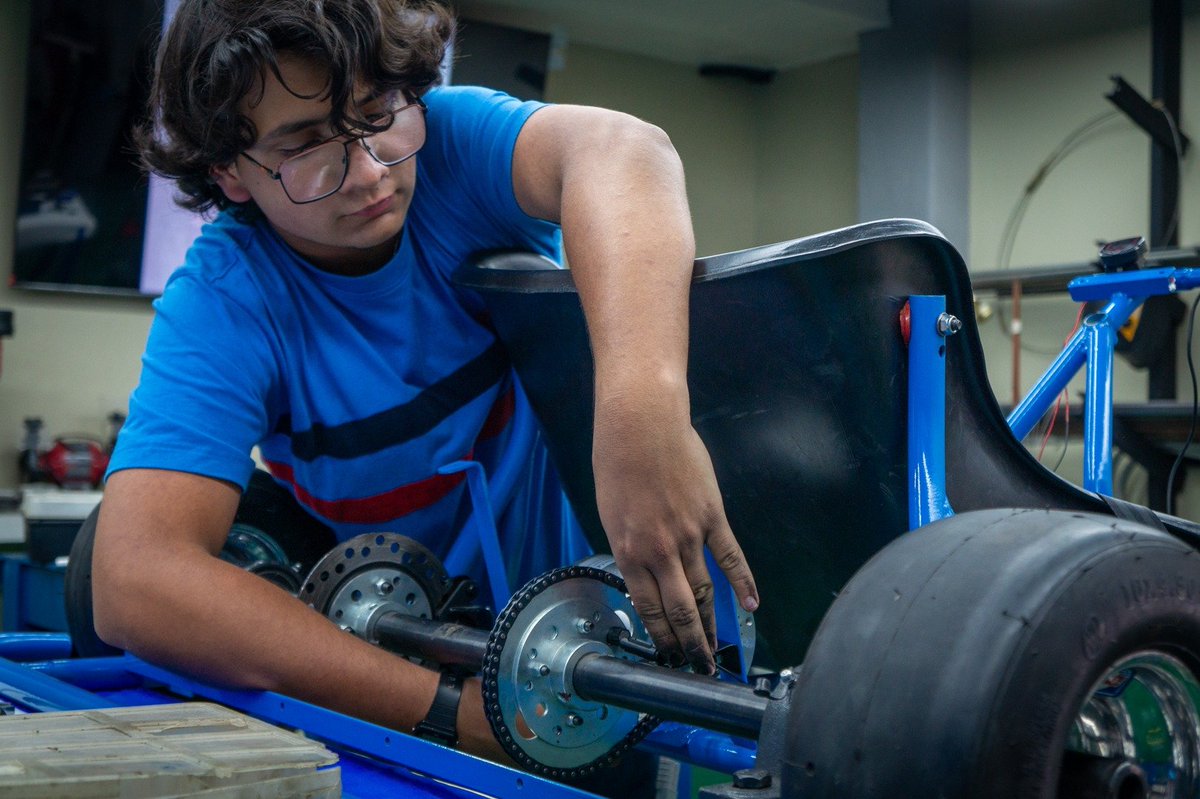 Estudiantes de la #UCAB aprenderán a ensamblar vehículos eléctricos desde cero

Con el apoyo de Chery y Hyundai, la UCAB inauguró el Laboratorio de Movilidad Eléctrica, donde los ucabistas aprenderán sobre tecnología sostenible en el ámbito automotor

🔗goo.su/nZl4f4h