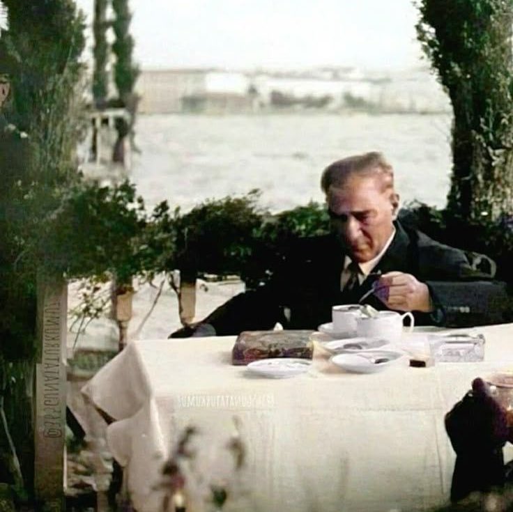 Yetim büyüdü; çocukluğunu yaşayamadı, mutlu bir yuvası olmadı. Hastalandı, tutuklandı; arkadaşlarını ya cephede kaybetti ya da bir daha göremedi..

Herkes sıcak aile fotoğraflarında gülümserken
“Atatürk hep yapayalnızdı.”