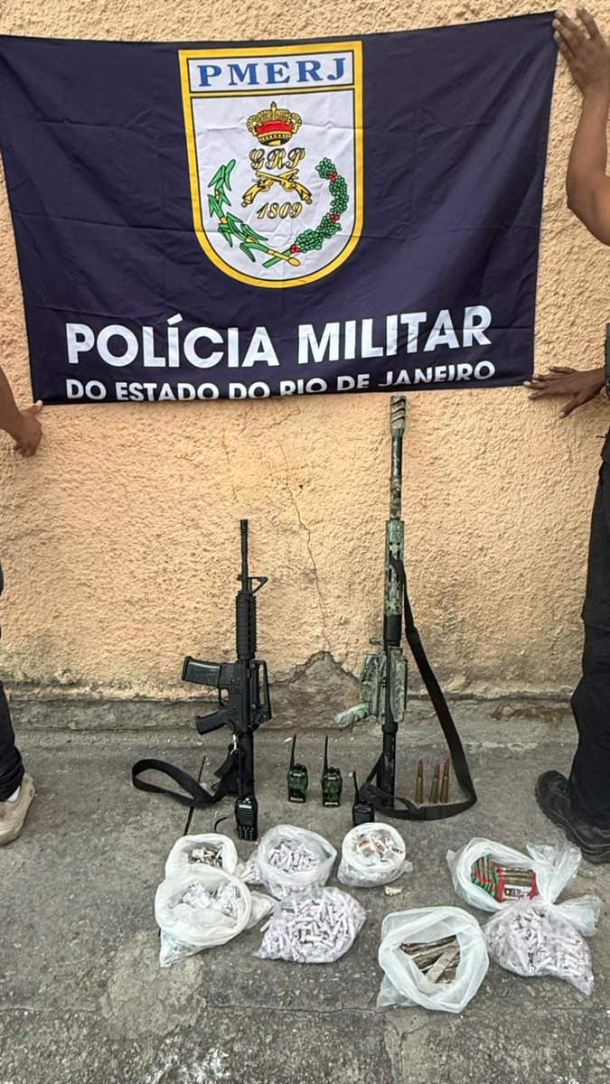 Um fuzil SHTF, projetado para utilização do calibre .50, e um fuzil plataforma AR 5.56 mm foram apreendidos por equipes do Setor de Inteligência do #7BPM, há pouco, durante ação realizada no bairro Jardim Catarina, São Gonçalo. (+)