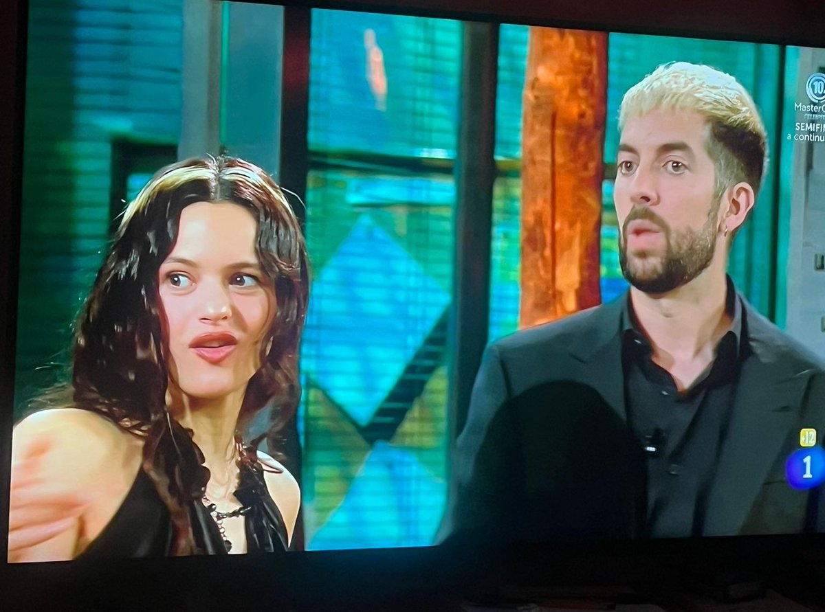 HectorGaly5's tweet photo. Si necesitáis un flequillo para completar el peinado os dejo a mi novia @NataRodriguez17 
🤣🤣 @LaRevuelta_TVE @davidbroncano https://t.co/mIXu6u1MEY