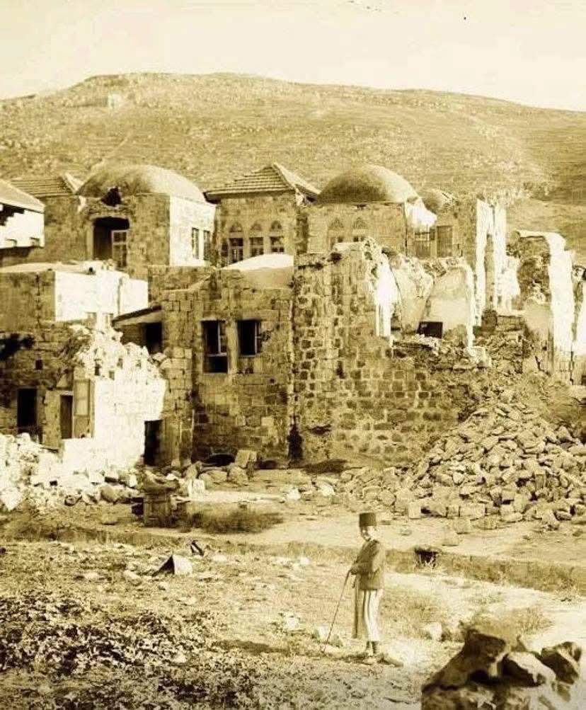 #نابلس فلسطين / أحد أحياء مدينة نابلس عام 1927 ويظهر في الصورة طفل نابلسي يلبس الطربوش.