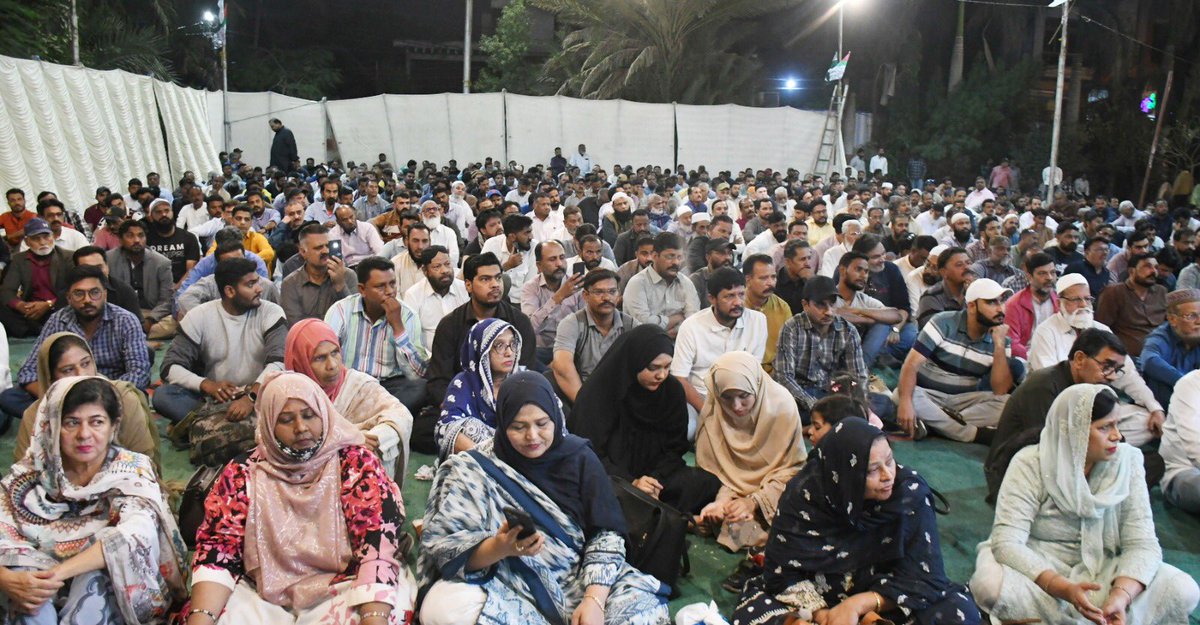 allaboutmqm's tweet photo. ایم کیو ایم پاکستان کے مرکز بہادر آباد سے متصل پارک میں کراچی ماسٹر پلان 2020 کے حوالے سے دستخطی مہم کے سلسلے میں ذمہ داران و کارکنان کااجلاس منعقد ہوا۔
 اجلاس میں مرکزی رہنما سید حیدر عباس رضوی، سینئر مرکزی رہنما نسرین جلیل، رضوان بابر، سی او سی انچارج فرقان اطیب @MQMPKOfficial https://t.co/sHxzi4kxY9