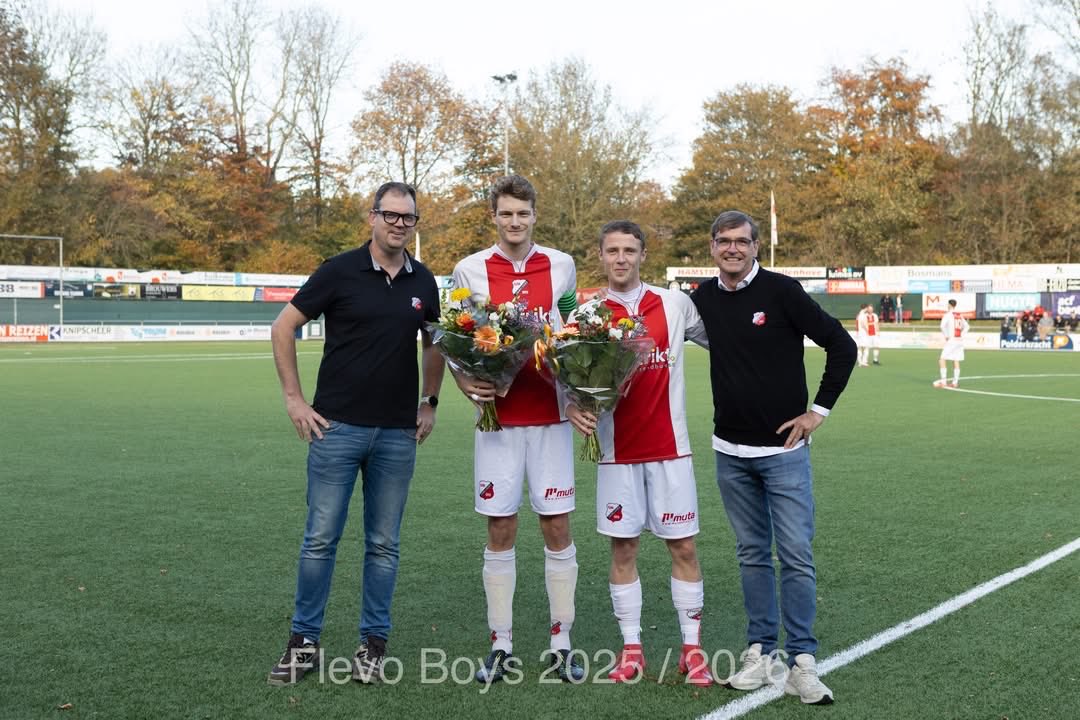flevoboys's tweet photo. Marc Reussing en Johan Tiems…👊👊
150 wedstrijden gespeeld voor Flevo Boys! 🔴⚪️

#flevoboys #jubilieum #passie #samenzijnweflevoboys #honderdvijftigstewedstrijd https://t.co/DHPUW6Fqbm