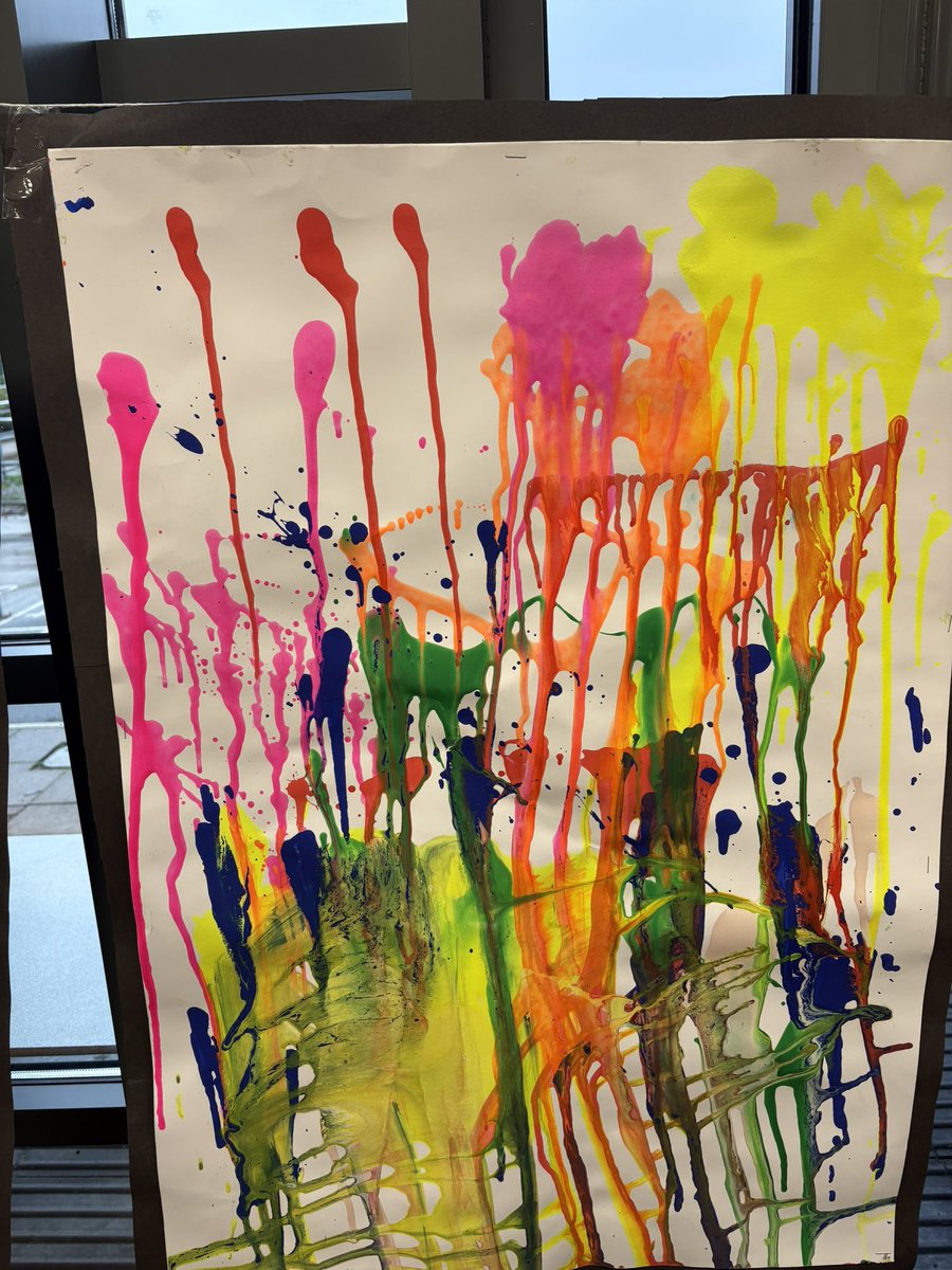 Our EYFS children showcasing their fantastic artwork from our Black History Art week. Practicing a range of techniques to create work in the style of Frank Bowling 🎨🖌️