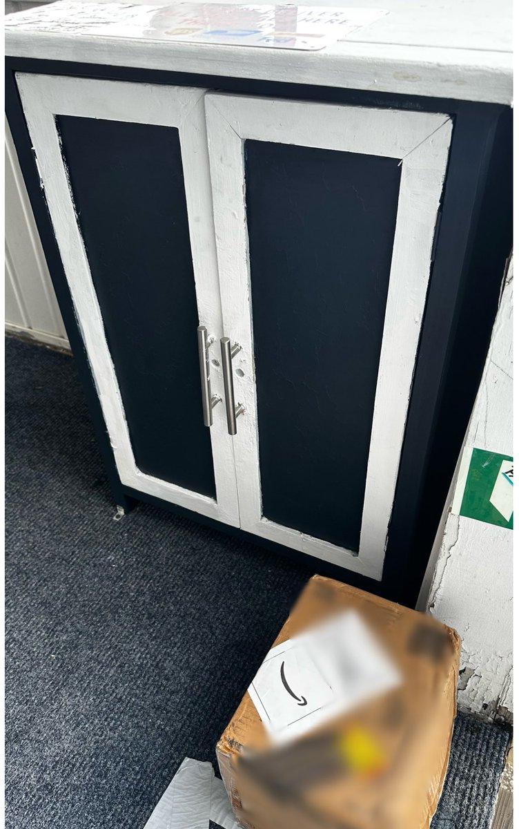 JT_Double's tweet photo. Here’s why I don’t feel bad for @amazon delivery drivers 😑. Is this sign (and written account instructions) confusing? Unclear maybe? This level of ineptitude of not following the most BASIC of instructions has resulted in multiple stolen and damaged packages. Lazy final bosses. https://t.co/qBcQPYIb62